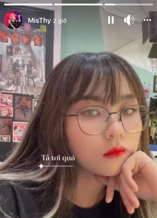 Dù bị dân tình phản ứng dữ dội nhưng trong động thái mới nhất của mình, cô nàng streamer chẳng hề đả động đến scandal chửi bậy vừa qua, chỉ post hình với mặt mũi bơ phờ kèm caption: "Tả tơi quá".