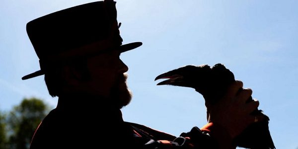 Christopher Skaife là một vệ binh sống 11 năm trên tháp London, nơi từng là nhà tù và cũng là chỗ cư trú của hoàng gia. Những người như Skaife thường được biết đến với biệt danh Beefeaters. Tuy nhiên, danh hiệu khiến Skaife tự hào nhất lại là Ravenmaster, mang ý nghĩ bảo vệ và duy trì sự an toàn cho bầy quạ đen sống trong tòa tháp.