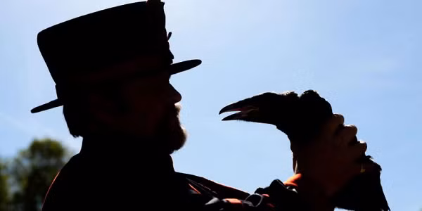 Christopher Skaife là một vệ binh sống 11 năm trên tháp London, nơi từng là nhà tù và cũng là chỗ cư trú của hoàng gia. Những người như Skaife thường được biết đến với biệt danh Beefeaters. Tuy nhiên, danh hiệu khiến Skaife tự hào nhất lại là Ravenmaster, mang ý nghĩ bảo vệ và duy trì sự an toàn cho bầy quạ đen sống trong tòa tháp.