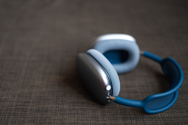 Giá bán lẻ của phiên bản AirPods Max "thân thiện" này sẽ vào khoảng 349 USD, nhằm cạnh tranh với Sony WH-1000XM4 và các sản phẩm cùng phân khúc khác.