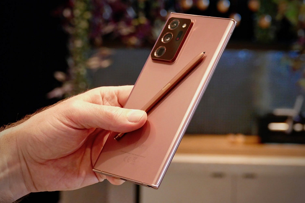 Mặt lưng nhựa, thiết kế kém cao cấp và lại được định giá lên đến 1000 USD, ngay kể từ khi mẫu Galaxy Note 20 này được ra mắt, nó đã nhanh chóng nhận được những tiếng dè bỉu từ người dùng, bất kể Samfan hay những người đang sử dụng các mẫu điện thoại đến từ các thương hiệu đối thủ.