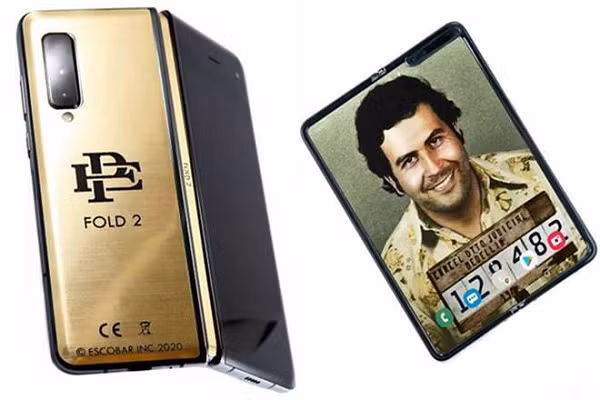 Anh trai của trùm ma túy Pablo Escobar từng giới thiệu Escobar Fold - smartphone màn hình gập giá 350 USD vào năm 2019. Tuy nhiên, sản phẩm thực chất là mẫu Royole Flexpai được đổi tên.