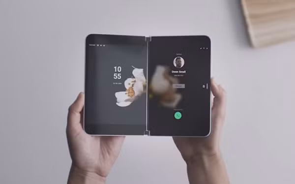 Giá bán cũng là vấn đề bởi nếu bỏ 1.400 USD cho Surface Duo, người dùng chỉ nhận được chip xử lý Snapdragon 855 của năm 2019, không có sạc nhanh, thiếu sạc không dây và chỉ có mạng 4G.