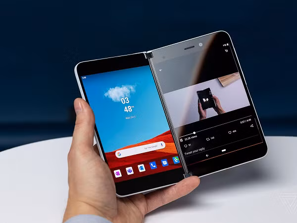 Tuy nhiên, Surface Duo không được đánh giá cao khi phần mềm của Microsoft gặp rất nhiều lỗi ngớ ngẩn, trong khi danh sách ứng dụng chạy trên nền Android được hỗ trợ thiết kế hai màn hình thì chưa nhiều dẫn đến trải nghiệm sử dụng cực kỳ khó chịu.