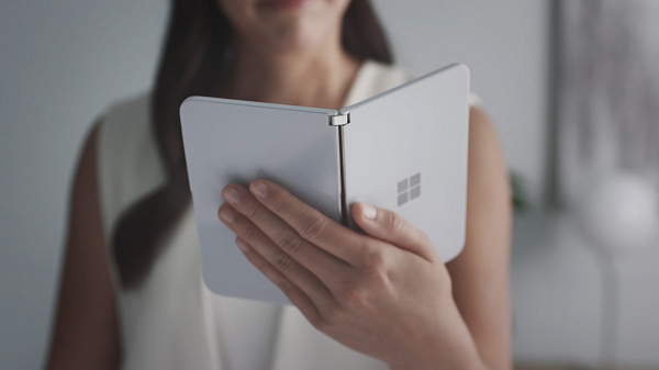 Microsoft đã tạo nên cơn địa chấn thực sự vào năm 2019 khi tiết lộ về chiếc Surface Duo, điện thoại màn hình đôi và có thể gập lại được, hứa hẹn sẽ tạo ra những khác biệt đáng chú ý trong trải nghiệm người dùng. Chiếc điện thoại này đánh dấu lần đầu tiên gã khổng lồ phần mềm bước chân vào thế giới Android.