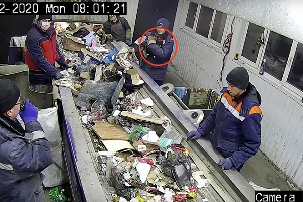 Con vật bị buộc chặt trong một chiếc túi nhựa, không có khả năng thoát ra. Mikhail Tukash, nhân viên có nhiệm vụ loại bỏ kim loại trong rác thải, kịp thời phát hiện trước khi chiếc túi bị đưa vào máy nghiền.