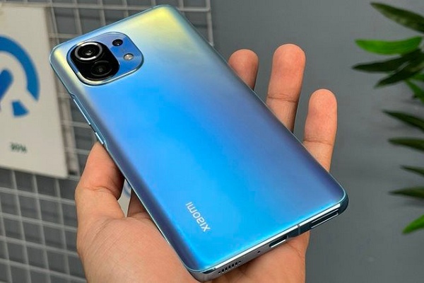 Mặt lưng Xiaomi Mi 11 nổi bật với cụm camera khá mới lạ, cả 3 ống kính đều được sắp gọn trong module hình chữ nhật. Đáng chú ý là ở 4 góc đều được bo cong nhẹ nhàng trông khá đẹp mắt. Trong đó bao gồm: Camera chính 108MP, camera góc siêu rộng 13MP và cảm biến macro 5MP. Mặt trước thiết bị còn đi kèm camera selfie 20MP đặt trong nốt ruồi để chụp ảnh selfie và gọi video.
