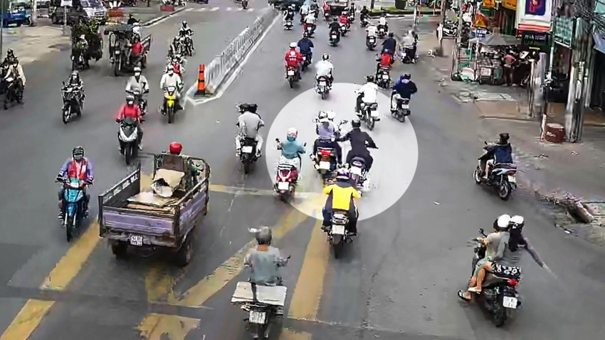  Một phụ nữ đi trả nợ bị giật túi xách chứa tài sản hơn 500 triệu đồng: Theo điều tra, ngày 26/5, bà M.T.H. (ngụ TP.HCM) được chồng chở trên xe máy chạy trên đường Âu Cơ theo hướng từ quận Tân Phú đi quận 11. Khi gần đến giao lộ với đường Trịnh Đình Trọng thì có một thanh niên ngồi trên xe máy bám theo, sau đó áp sát rồi cướp giật túi xách của bà H. Nạn nhân xuống xe, chạy bộ đuổi theo nhưng bất thành. Sự việc được trình báo công an sau đó. Theo trình báo, trong túi xách có 460 triệu đồng tiền mặt; một điện thoại Samsung Galaxy S21 màu xám; 1,5 lượng vàng 18K; 5 tờ tiền mệnh giá 100 Euro. Bà H cho hay vợ chồng bà đang trên đường đi trả nợ. Qua hình ảnh trích xuất, công an nghi ngờ người này có thêm hai đồng phạm khác cùng di chuyển theo.