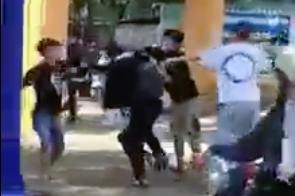  Nam sinh lớp 12 bị 4 người lao vào đánh ở cổng trường: Ngày 6/10, lãnh đạo Sở Giáo dục Đào tạo tỉnh Bình Phước cho biết lực lượng chức năng đang xác minh vụ một nam sinh trên địa bàn bị đánh hội đồng ngay trước cổng trường. Trước đó vào 5/10, trên mạng xã hội xuất hiện 3 clip ngắn ghi lại cảnh một nam sinh mặc đồng phục học sinh, áo khoác đen, đeo ba lô bị 4 người mặc quần lửng dùng tay, chân, nón bảo hiểm đánh liên tiếp vào đầu và người. Điều tra xác nhận rằng sự việc xảy ra trước cổng trường THPT thị xã Bình Long sau giờ tan học. Nam sinh là học sinh trong trường, còn 4 người hành hung nam sinh này chưa rõ danh tính. Theo thông tin kiểm tra ban đầu, nam sinh bị chấn thương phần mềm.