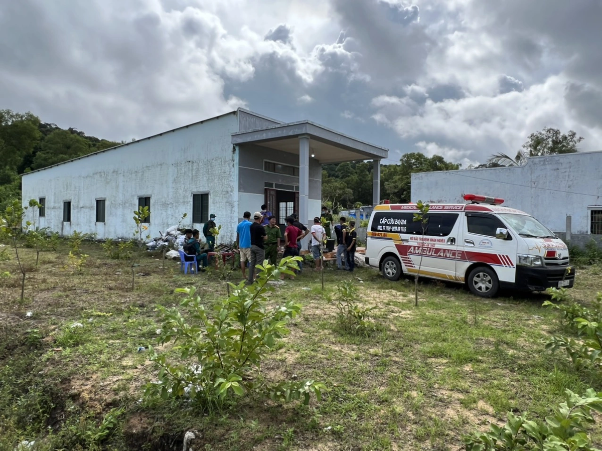  Chồng giết vợ rồi tự thú ở Phú Quốc: Trưa 6/10, UBND xã Dương Tơ, TP Phú Quốc, Kiên Giang, cho biết vụ án mạng đau lòng vừa xảy ra trên địa bàn, khiến một người tử vong. Theo thông tin ban đầu, khoảng 17h ngày 5/10, tại ấp Suối Lớn, xã Dương Tơ, ông Vũ Khắc Duy (SN 1984, ngụ ở TP Hải Phòng) và chị N.T.N. (SN 1997, ngụ ở Thanh Hóa) có xảy ra mâu thuẫn, xô xát. Duy đánh chị N. Đến khoảng 0h40 ngày 6/10, Duy phát hiện chị N. tử vong, đã báo với công an và đến đầu thú. Tại cơ quan công an, Duy khai nhận Duy và chị N. chung sống như vợ chồng được 4 năm nay. Được biết, lúc làm việc với cơ quan công an, Duy có biểu hiện sử dụng ma túy.