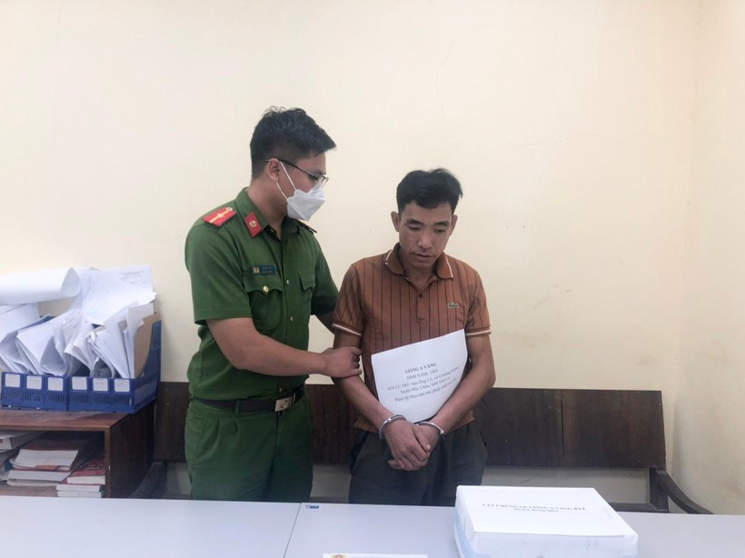  Bắt đối tượng mua bán trái phép 18.000 viên ma tuý tổng hợp tại Sơn La: Rạng sáng ngày 6/10, Công an huyện Mộc Châu chủ trì, phối hợp với phòng Cảnh sát điều tra tội phạm về ma túy (Công an tỉnh Sơn La), Công an huyện Vân Hồ và Đồn biên phòng cửa khẩu Lóng Sập phá thành công chuyên án, bắt giữ đối tượng Giàng A Vàng (SN 1985, trú tại bản Ông Lý, xã Chiềng Khừa) về hành vi “mua bán trái phép ma túy”. Tang vật thu giữ: Khoảng 18.000 viên ma tuý tổng hợp, 2 điện thoại di động cùng một số vật chứng liên quan khác. Tại cơ quan Công an, đối tượng khai nhận mua số ma túy trên của một người không rõ tên tuổi, đang đi tiêu thụ thì bị bắt giữ.