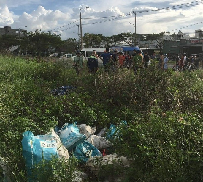  Cô gái tự thiêu bên hồ Bồ Đề nghi bị trầm cảm: Nạn nhân được xác định là cô T.H.H (SN 1995, trú đường Tô Hiệu, phường Hòa Minh. Khoảng chiều 5/10, người dân lưu thông trên đường Nam Trân chứng kiến H. tự thiêu tại bãi cỏ, sát mép hồ Bồ Đề. Ngay sau đó, người dân đã dập lửa, động viên H. và gọi xe cấp cứu. Lúc này, quần áo trên người cô gái đã cháy hết. Nhận tin báo, công an địa phương nhanh chóng đến hiện trường. Theo tìm hiểu, trước thời điểm tự thiêu, H. có nhiều biểu hiện trầm cảm. Đến sáng 6/10, Công an quận Liên Chiểu cho biết H. đã qua cơn nguy kịch.