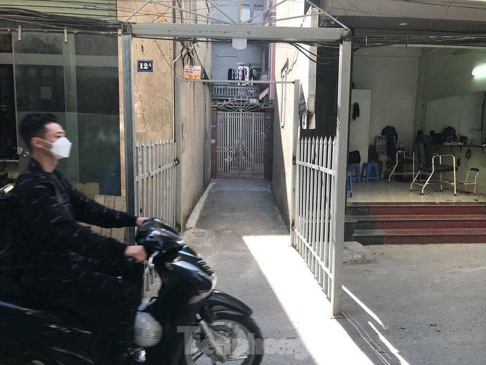 Phía chính quyền địa phương cũng xác nhận với phóng viên, chiếc cổng làm đúng ranh giới đất được cấp phép. Nhưng không hiểu vì sao, phải hàn thêm chiếc cổng sắt nhô ra gần giữa đường, ảnh hưởng mỹ quan đô thị và tiềm ẩn nguy cơ gây tai nạn giao thông cho người tham gia giao thông. Ảnh: Trường Phong.