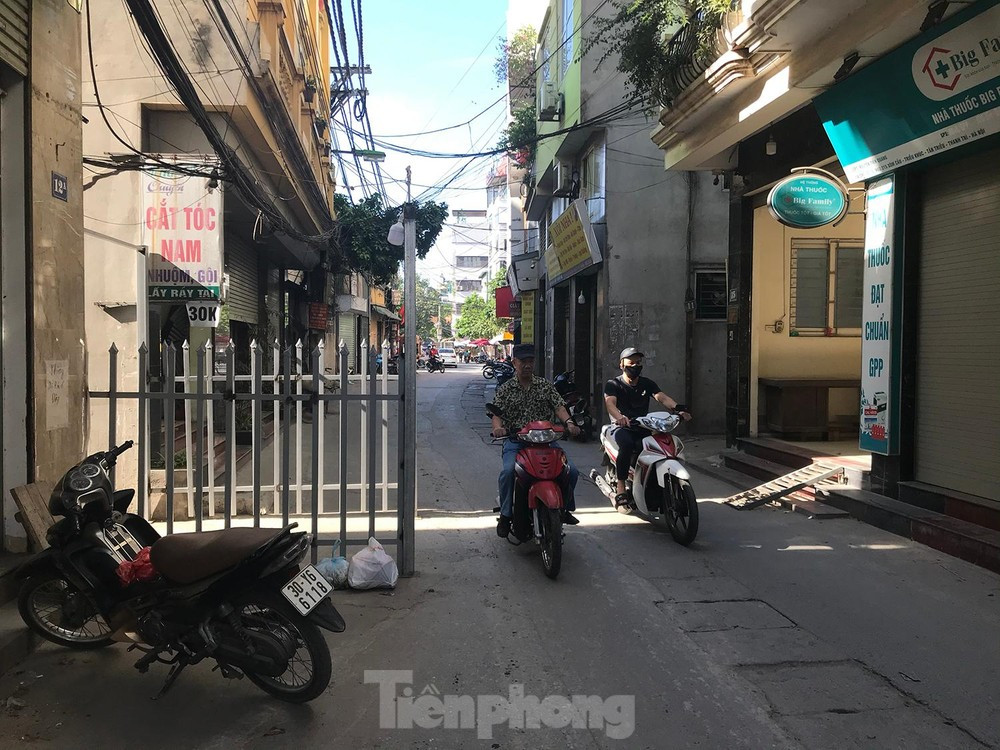 Nhiều người đi qua đường không hiểu vì sao chiếc cổng lại nhô ra ngoài đường nhiều như vậy. Tuy nhiên, theo một số người dân sinh sống quanh khu vực này, chiếc cổng làm đúng ranh giới đất được cấp phép. Ảnh: Trường Phong.