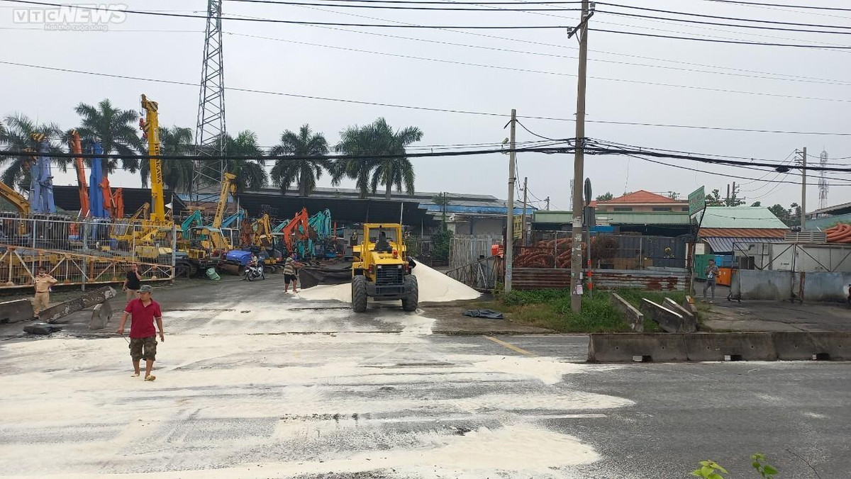  Xe tải chở gạo mất thắng, tông sập hàng rào chắn trên quốc lộ 1A: Khoảng 3h sáng ngày 11/10, nam tài xế lái xe tải biển số 62C-020.20 chở gạo từ Long An đi giao hàng ở Dầu Giây. Khi đang chạy trên quốc lộ 1A thì bất ngờ mất thắng, tông sập hàng rào chắn. Theo lời tài xế, thời điểm xảy ra vụ việc phía trước là ngã tư có nhiều xe đang chạy nên chỉ còn cách lao lên hàng rào chắn để tránh xảy ra va chạm với những xe khác. Tuy nhiên, do lao lên hàng rào quá cao chiếc xe tải bị nghiêng, nên xảy ra va chạm với xe bồn chạy cùng chiều khiến chiếc xe bồn bị móp một phần. Vụ việc không có thương vong, tài xế bị xây xát nhẹ.