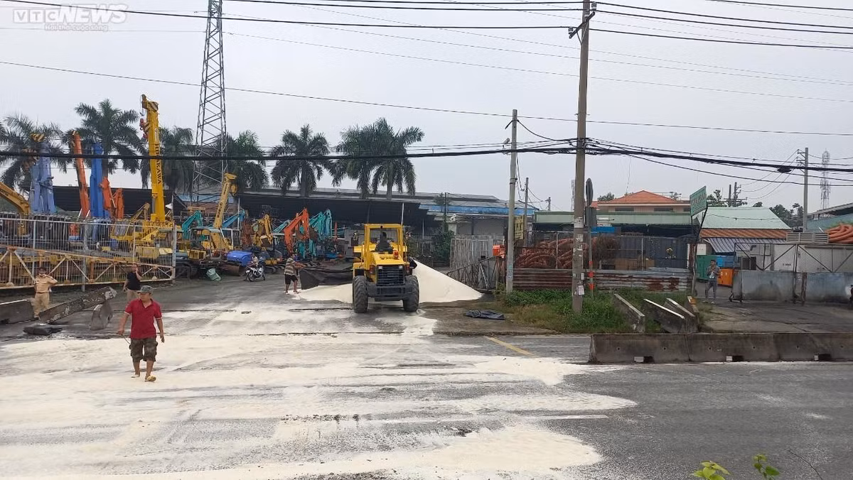  Xe tải chở gạo mất thắng, tông sập hàng rào chắn trên quốc lộ 1A: Khoảng 3h sáng ngày 11/10, nam tài xế lái xe tải biển số 62C-020.20 chở gạo từ Long An đi giao hàng ở Dầu Giây. Khi đang chạy trên quốc lộ 1A thì bất ngờ mất thắng, tông sập hàng rào chắn. Theo lời tài xế, thời điểm xảy ra vụ việc phía trước là ngã tư có nhiều xe đang chạy nên chỉ còn cách lao lên hàng rào chắn để tránh xảy ra va chạm với những xe khác. Tuy nhiên, do lao lên hàng rào quá cao chiếc xe tải bị nghiêng, nên xảy ra va chạm với xe bồn chạy cùng chiều khiến chiếc xe bồn bị móp một phần. Vụ việc không có thương vong, tài xế bị xây xát nhẹ.