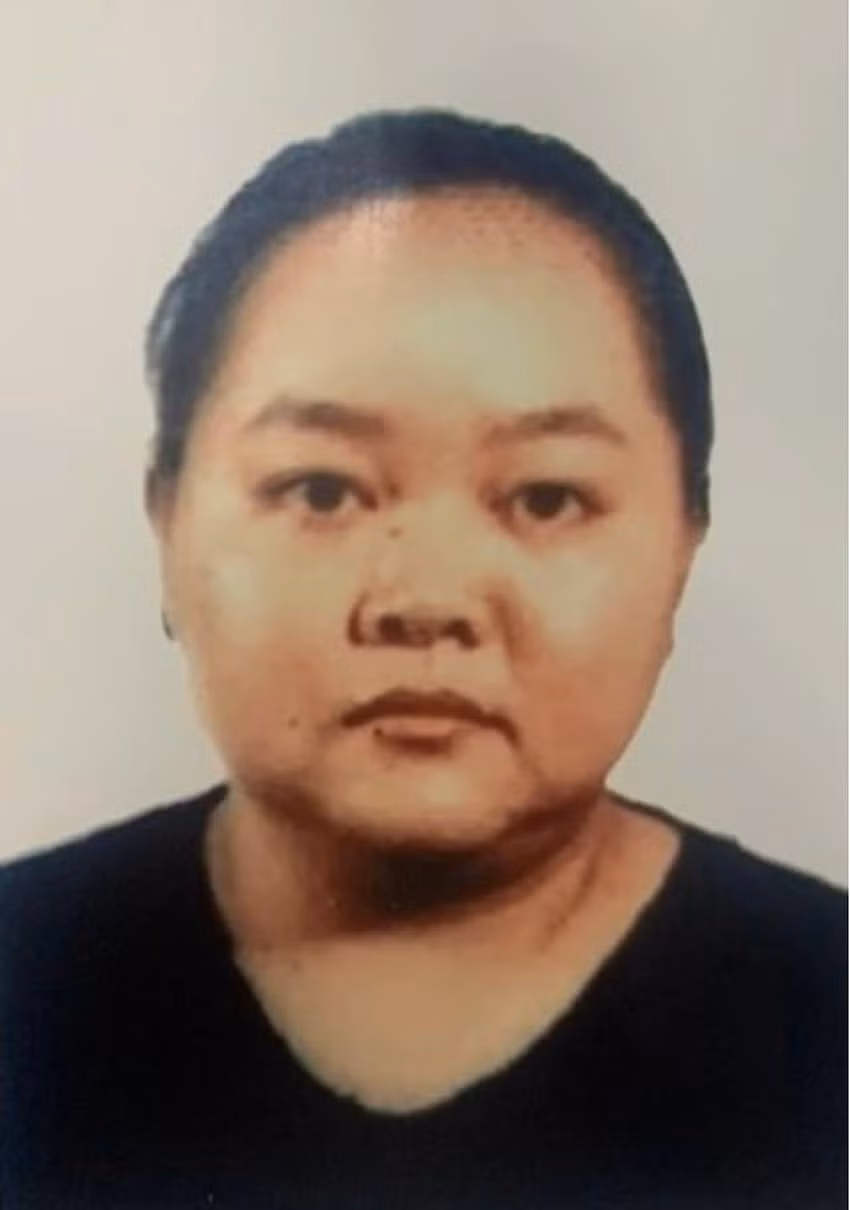  Huy động 7 tỉ đồng góp vốn đầu tư rồi ôm tiền bỏ trốn: Ngày 11/10, Công an tỉnh Quảng Ninh cho biết đã khởi tố bị can đối với Nguyễn Thị Hường (31 tuổi, trú tại phường Bãi Cháy, TP Hạ Long) về tội danh lừa đảo chiếm đoạt tài sản. Theo đó, khoảng tháng 11/2021, Hường thông tin về việc mình đang tham gia đầu tư, môi giới bất động sản và cung cấp nhiều thông tin thửa đất tại ba huyện Tân Lạc, Đà Bắc, Kim Bôi (tỉnh Hòa Bình); lô đất tại huyện Sóc Sơn (Hà Nội) và một số lô đất tại TP Hạ Long (tỉnh Quảng Ninh) với giá rẻ hơn giá thị trường, kêu gọi thành viên trong nhóm bỏ tiền đầu tư. Tin lời Hường, 12 thành viên trong nhóm tham gia góp vốn với tổng số tiền 7 tỉ đồng để Hường đứng ra giao dịch. Sau khi nhận được tiền, Hường không thực hiện theo cam kết ban đầu mà tắt điện thoại và bỏ đi khỏi nơi cư trú.