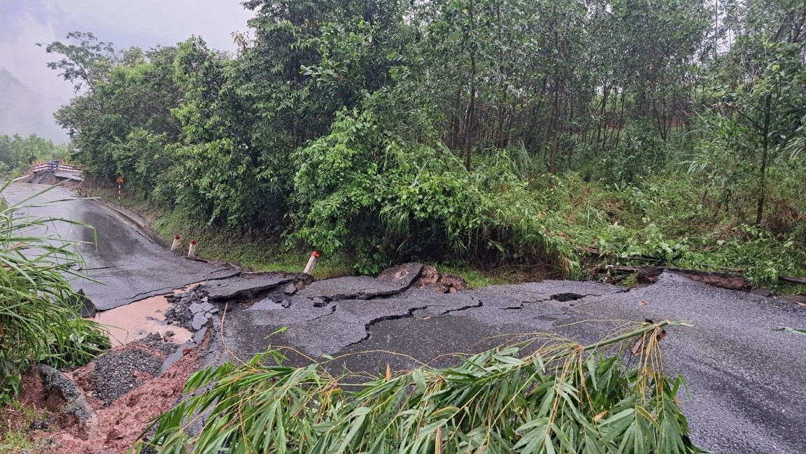 Hai hung QL 15D bi pha huy nhu dong dat, Quang Tri hop khan-Hinh-8