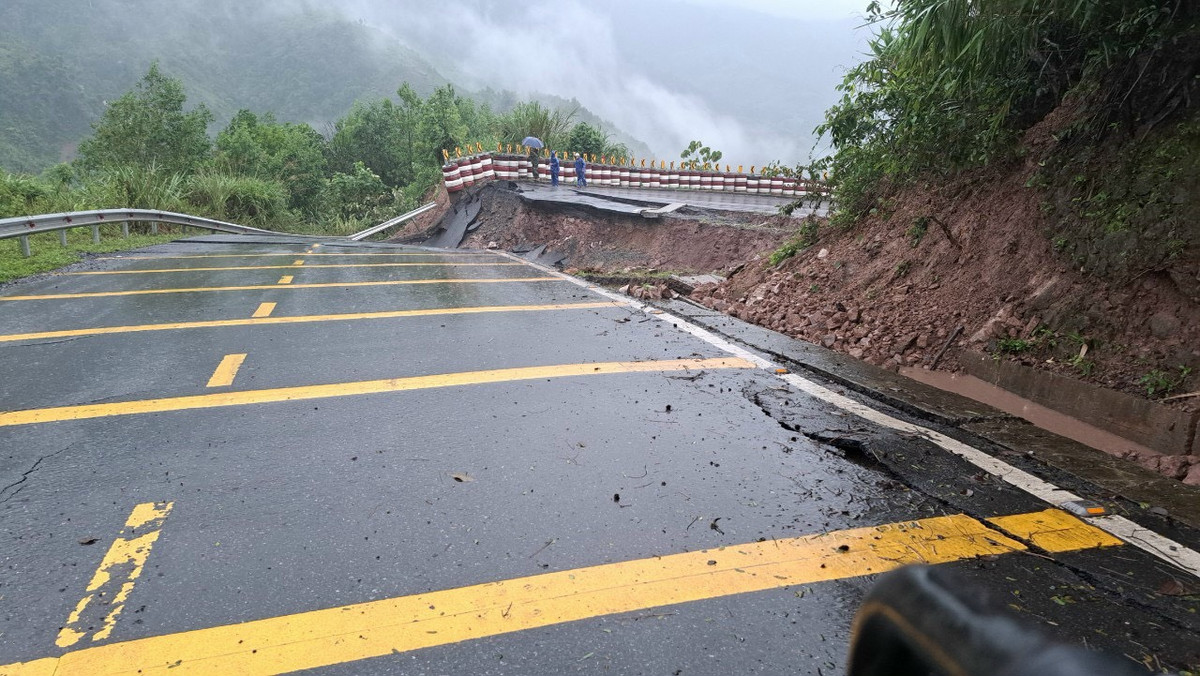 Hai hung QL 15D bi pha huy nhu dong dat, Quang Tri hop khan-Hinh-4