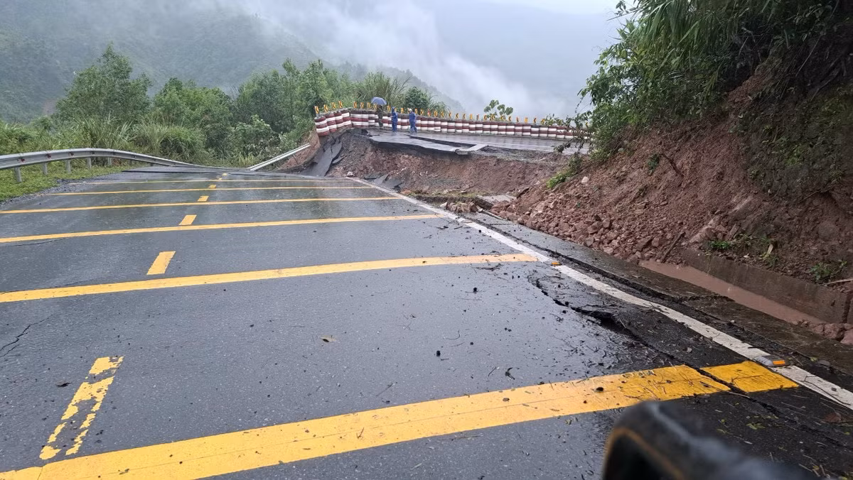 Hai hung QL 15D bi pha huy nhu dong dat, Quang Tri hop khan-Hinh-4