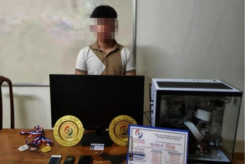  Giả làm phó giám đốc công ty xổ số để lừa bán lô, đề: Công an TP Hà Tĩnh (Hà Tĩnh) vừa khởi tố Khúc Hoàng Gia (23 tuổi, trú phường Tứ Hạ, thị xã Hương Trà, Thừa Thiên-Huế) về tội lừa đảo chiếm đoạt tài sản. Theo điều tra, thời gian qua, Gia lên mạng xã hội đăng tải video, hình ảnh giả danh là Phó Giám đốc Công ty xổ số kiến thiết Nam Định, thông tin là “biết trước” kết quả xổ số và rao bán số lô, số đề trên Fanpage Facebook mang tên Nguyễn Võ Anh Kiệt. Trên Facebook, Gia đăng số điện thoại để những người có nhu cầu tiếp cận nhắn tin trao đổi qua mạng xã hội Zalo. Khi có người liên lạc xin số lô, số đề, Gia sẽ yêu cầu họ chuyển tiền qua tài khoản ngân hàng rồi mới cung cấp số lô, số đề. Sau khi những người này chuyển tiền, Gia sẽ tự nghĩ ra một con số bất kỳ để cung cấp cho họ rồi chiếm đoạt số tiền mà các bị hại đã chuyển.