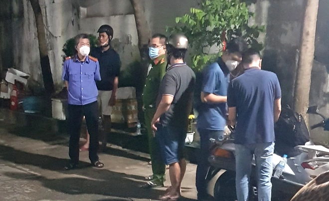  Lời khai nghi phạm đâm chết người ở TP.HCM: Ngày 10/10, Cơ quan Cảnh sát điều tra Công an quận Bình Thạnh, TP.HCM, đang tạm giữ Nguyễn Trương Phước Cường (22 tuổi, quê Thừa Thiên - Huế) để điều tra về hành vi giết người. Theo cảnh sát, nạn nhân trong vụ án là ông L.C.T. (48 tuổi, ngụ quận Bình Thạnh). Tại cơ quan điều tra, Cường khai sống chung khu trọ với ông T. ở trong hẻm Nơ Trang Long, phường 13, quận Bình Thạnh. Quá trình sinh sống, Cường và ông T. thường xảy ra mâu thuẫn về việc phơi quần áo. Chiều 9/10, hai người lại xảy ra cãi vã. Sau đó, 2 bên cầm dao, kéo lao vào tấn công nhau. Vụ việc khiến ông T. bị Cường đâm tử vong. Sau khi gây án, nghi phạm rời khỏi hiện trường, vứt dao rồi đến công an đầu thú, khai nhận hành vi phạm tội.