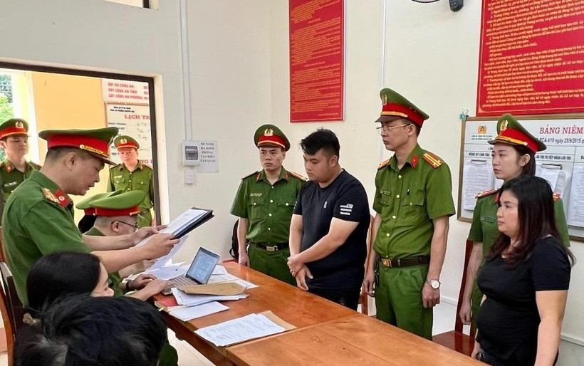  Bắt giam 2 đối tượng chủ mưu khai thác cát trái phép thu lợi hàng tỷ đồng: Ngày 10/10, Cơ quan Cảnh sát điều tra - Công an tỉnh Hà Giang đã khởi tố vụ án, khởi tố bị can, bắt tạm giam 2 đối tượng trong vụ án khai thác khoáng sản trái phép xảy ra tại thôn Thọ Quang, xã Vĩnh Hảo, huyện Bắc Quang (Hà Giang) về tội Vi phạm các quy định về khai thác tài nguyên. 2 bị can trong vụ án là: Nguyễn Thị Phúc (sinh năm 1979) và Vũ Việt Hưng (sinh năm 1999) cùng trú tại: Khu Đồng Tâm, thị trấn Đoan Hùng, huyện Đoan Hùng, tỉnh Phú Thọ. Theo cơ quan điều tra, từ tháng 2/2022 đến tháng 5/2022, Nguyễn Thị Phúc và Vũ Việt Hưng đã thuê một số đối tượng sử dụng phương tiện, máy móc khai thác khoáng sản (cát, sỏi) trái phép với khối lượng lớn, thu lợi bất chính hàng tỷ đồng. Được biết, tổng khối lượng cát các đối tượng đã khai thác trái phép tại thời điểm kiểm tra là trên 500m3.