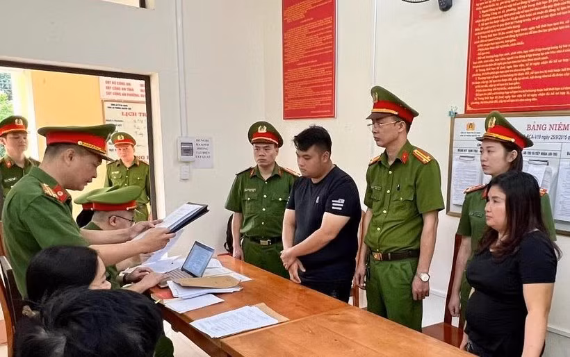  Bắt giam 2 đối tượng chủ mưu khai thác cát trái phép thu lợi hàng tỷ đồng: Ngày 10/10, Cơ quan Cảnh sát điều tra - Công an tỉnh Hà Giang đã khởi tố vụ án, khởi tố bị can, bắt tạm giam 2 đối tượng trong vụ án khai thác khoáng sản trái phép xảy ra tại thôn Thọ Quang, xã Vĩnh Hảo, huyện Bắc Quang (Hà Giang) về tội Vi phạm các quy định về khai thác tài nguyên. 2 bị can trong vụ án là: Nguyễn Thị Phúc (sinh năm 1979) và Vũ Việt Hưng (sinh năm 1999) cùng trú tại: Khu Đồng Tâm, thị trấn Đoan Hùng, huyện Đoan Hùng, tỉnh Phú Thọ. Theo cơ quan điều tra, từ tháng 2/2022 đến tháng 5/2022, Nguyễn Thị Phúc và Vũ Việt Hưng đã thuê một số đối tượng sử dụng phương tiện, máy móc khai thác khoáng sản (cát, sỏi) trái phép với khối lượng lớn, thu lợi bất chính hàng tỷ đồng. Được biết, tổng khối lượng cát các đối tượng đã khai thác trái phép tại thời điểm kiểm tra là trên 500m3.