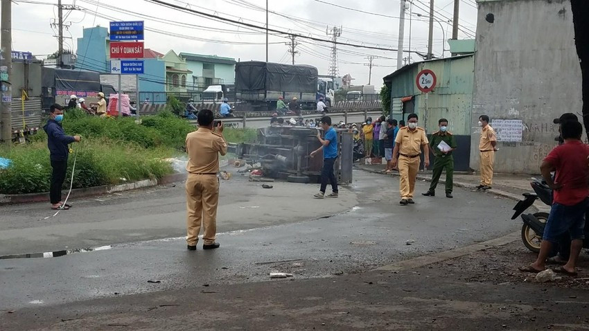  Va chạm xe tải, tài xế ba gác tử vong: Ngày 19/10, Công an TP HCM điều tra vụ tai nạn giữa xe tải và xe ba gác máy tại chân cầu Bình Thuận, phường Bình Hưng Hòa B khiến một người tử vong. Thông tin ban đầu, trưa 19/10, người đàn ông trung niên chạy xe ba gác máy đang dừng đậu bên hông chân cầu Bình Thuận chờ vào trạm để cân xe. Lúc này, xe tải biển số TP HCM chạy từ trong trạm cân ra tông trúng xe ba gác khiến phương tiện này lật ngang, tài xế văng lên lề đường, tử vong tại chỗ. 