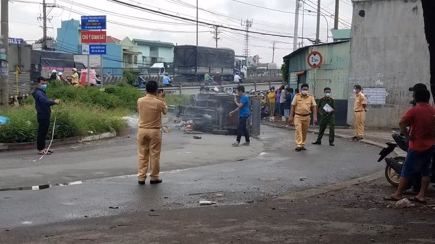  Va chạm xe tải, tài xế ba gác tử vong: Ngày 19/10, Công an TP HCM điều tra vụ tai nạn giữa xe tải và xe ba gác máy tại chân cầu Bình Thuận, phường Bình Hưng Hòa B khiến một người tử vong. Thông tin ban đầu, trưa 19/10, người đàn ông trung niên chạy xe ba gác máy đang dừng đậu bên hông chân cầu Bình Thuận chờ vào trạm để cân xe. Lúc này, xe tải biển số TP HCM chạy từ trong trạm cân ra tông trúng xe ba gác khiến phương tiện này lật ngang, tài xế văng lên lề đường, tử vong tại chỗ. 