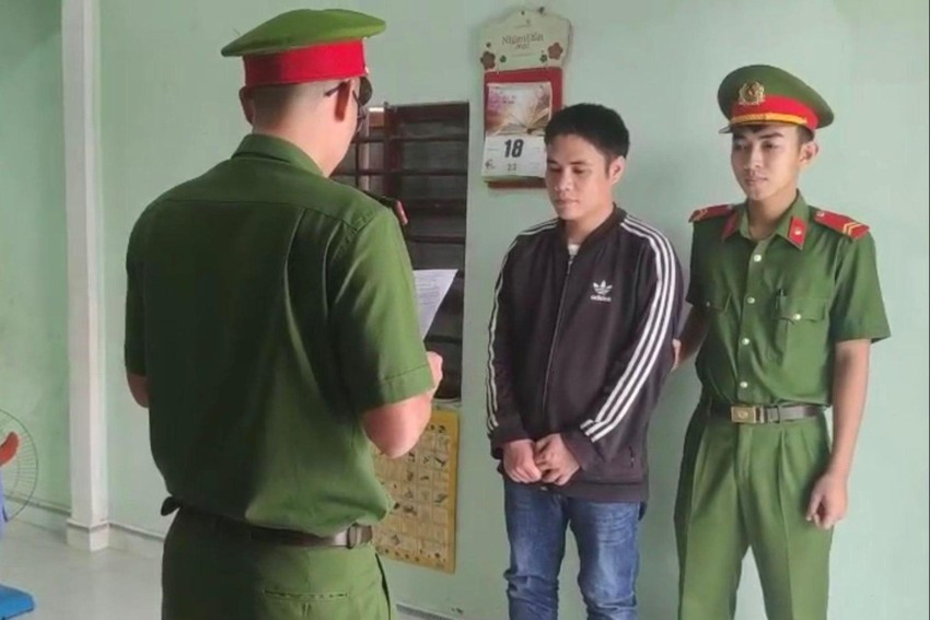  Tạo Facebook giả làm người thân để lừa mượn tiền: Chiều 19/10, Công an huyện Thăng Bình (Quảng Nam) cho biết đang tạm giữ hình sự Ngô Quốc Việt (32 tuổi, ngụ xã Bình Trung, huyện Thăng Bình) để điều tra về hành vi lừa đảo chiếm đoạt tài sản. Trước đó, chị H.T.S. (ngụ xã Bình Chánh, huyện Thăng Bình) đã trình báo về việc bị người xấu tạo tài khoản facebook giả làm người thân nhắn tin mượn tiền. Qua điều tra, công an phát hiện Việt có dấu hiệu nghi vấn nên đã triệu tập đến làm việc. Sau đó, Việt đã thừa nhận hành vi của mình.