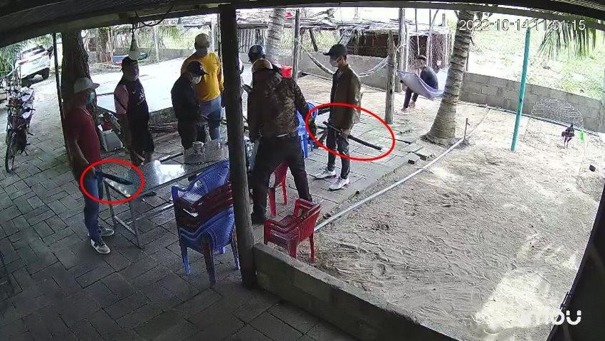  Vay tín dụng đen, bị đánh đập, dọa giết: Ngày 19/10, Công an tỉnh Bình Thuận cho biết đã nhận đơn trình báo của ông N.V.M. (42 tuổi, trú TP. Phan Thiết, tỉnh Bình Thuận), về việc ông bị một nhóm “tín dụng đen” đến tận nhà hành hung và dọa giết. Khoảng trưa 14/10, khi ông M đang ở nhà thì bị một nhóm thanh niên xăm trổ đầy mình, mang theo nhiều hung khí xông vào đánh đập và đe doạ. Sự việc đã được camera ghi lại. Theo ông M, trước đây ông có vay tiền của một nhóm "tín dụng đen". Dù chưa đến hẹn trả, ông vẫn bị nhóm người trên đến hành hung.