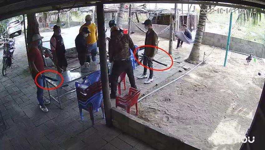  Vay tín dụng đen, bị đánh đập, dọa giết: Ngày 19/10, Công an tỉnh Bình Thuận cho biết đã nhận đơn trình báo của ông N.V.M. (42 tuổi, trú TP. Phan Thiết, tỉnh Bình Thuận), về việc ông bị một nhóm “tín dụng đen” đến tận nhà hành hung và dọa giết. Khoảng trưa 14/10, khi ông M đang ở nhà thì bị một nhóm thanh niên xăm trổ đầy mình, mang theo nhiều hung khí xông vào đánh đập và đe doạ. Sự việc đã được camera ghi lại. Theo ông M, trước đây ông có vay tiền của một nhóm "tín dụng đen". Dù chưa đến hẹn trả, ông vẫn bị nhóm người trên đến hành hung.