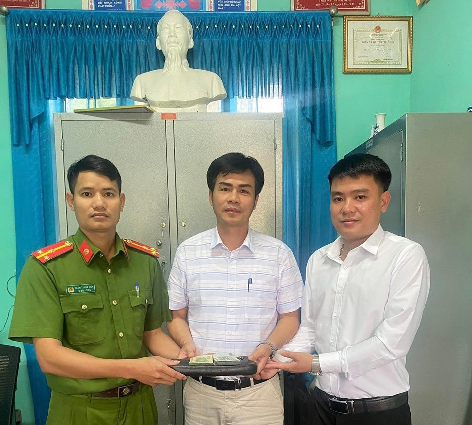 Quang Binh: Can bo xa trao tra gan 60 trieu cho du khach bo quen