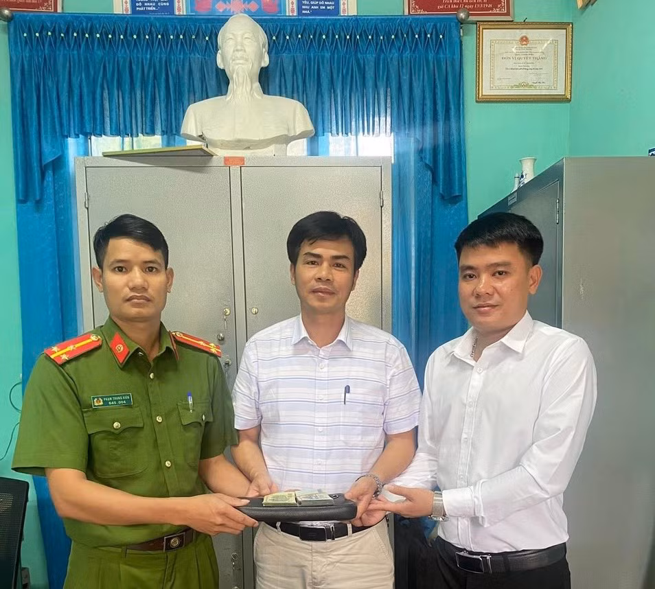 Quang Binh: Can bo xa trao tra gan 60 trieu cho du khach bo quen