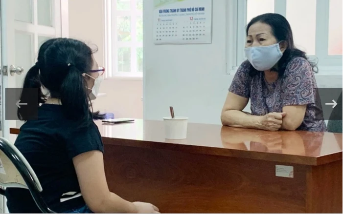 Be gai “bi bat ngu cung ban trai cua me” duoc giao cho ba