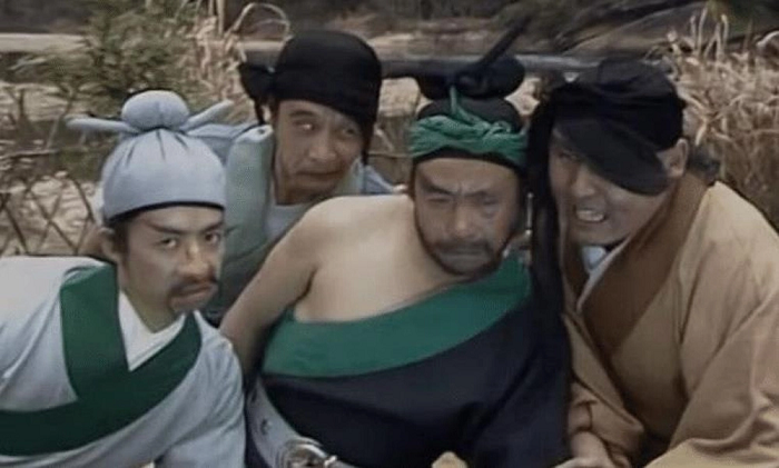 Mới rời khỏi Ngũ Hành Sơn, Tề Thiên Đại Thánh trên đường huênh hoang về tài năng của mình, y bảo: "Có cả rồng con cũng không sợ", xuống núi, lão Tôn đại khai sát giới một gậy đoạt mạng 6 dân thường.