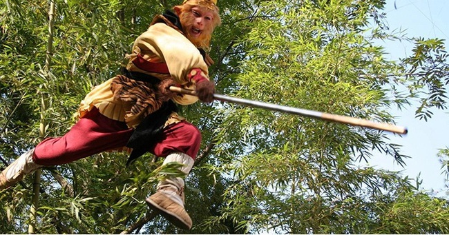 Chuyện là 2 thầy trò tá túc trong 1 nhà dân có ông lão và cậu bé ở một căn nhà nhỏ trên sườn núi, đột nhiên có 6 tên cường đạo cướp của nhiều lần đến quấy rối, không nhẫn nhịn nổi. 6 người dân kia vốn là cường đạo chuyên cướp bóc dân lành.