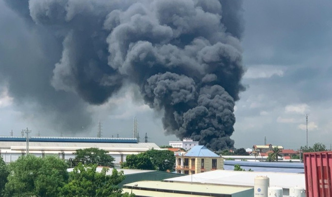 Hỏa hoạn tại Tổng kho An Hồng: Theo thông tin ban đầu, sáng 3/10, Tổng kho của Công ty Cổ phần thương mại Minh Khai tại xã An Hồng, huyện An Dương, TP. Hải Phòng) bất ngờ xảy ra hỏa hoạn. Lửa lớn lan rộng đã nhanh chóng thiêu rụi hàng ngàn mét vuông nhà kho. Tổng kho này có tổng diện tích hơn 2.600 m2; trong đó có nhiều diện tích cho các doanh nghiệp thuê, sử dụng lại. Khu vực cháy là kho chứa các hóa chất ngành in, dễ cháy nên ngọn lửa nhanh chóng lan rộng trên diện tích lớn. Tới buổi chiều cùng ngày, lực lượng chữa cháy cơ bản khoanh vùng được đám cháy, chống cháy lan. Tuy nhiên, do nguồn nước bị hạn chế, việc dập cháy hoàn toàn còn gặp nhiều khó khăn. Thống kê sơ bộ ban đầu, ngọn lửa đã thiêu cháy hơn 1.000 m2 nhà xưởng cùng tài sản, không có thiệt hại về người.