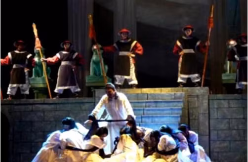 Có một điều kỳ lạ là, tại sao gia đình và người thân của tội nhân không một ai nghĩ đến việc chạy trốn ngay khi biết người trong tộc bị kết tội tru di cửu tộc.