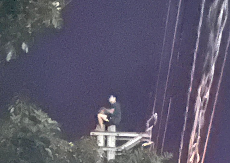  Nam thanh niên mắc bệnh tâm thần trèo lên đỉnh cột điện: Tối 28/10, lực lượng chức năng nhận được tin báo về việc có một nam thanh niên trèo lên đỉnh cột điện trên đường Chiềng On thuộc tổ 13, phường Bình Minh, TP Lào Cai, không có công cụ bảo hộ. Nam thanh niên được xác định tên Đặng Văn C. (SN 1994, thường trú tại thôn Bông 3, xã Bảo Hà, huyện Bảo Yên), là bệnh nhân tâm thần đang điều trị tại Bệnh viện Đa khoa tỉnh Lào Cai. Bệnh nhân sau đó đã được lực lượng chức năng đưa xuống an toàn.