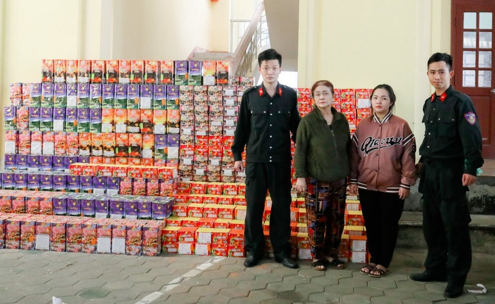  Hai mẹ con giấu hơn 800 kg pháo nổ trong phòng ngủ: Ngày 29/10, Công an tỉnh Hà Tĩnh cho biết đã thực hiện lệnh khám xét khẩn cấp nơi ở của bà Nguyễn Thị Nú (64 tuổi) tại tổ dân phố 1, thị trấn Tây Sơn, huyện Hương Sơn vào ngày 28/10 vừa qua. Quá trình khám xét nhà, lực lượng chức năng phát hiện phòng ngủ trên tầng hai có cất giấu một lượng lớn pháo, tổng trọng lượng hơn 800 kg. Bà Nú khai nhận rằng bà và con gái là Đoàn Thị Hồng Hạnh (27 tuổi) mua số pháo trên với số tiền 240 triệu đồng rồi cất giấu chờ ngày tiêu thụ.