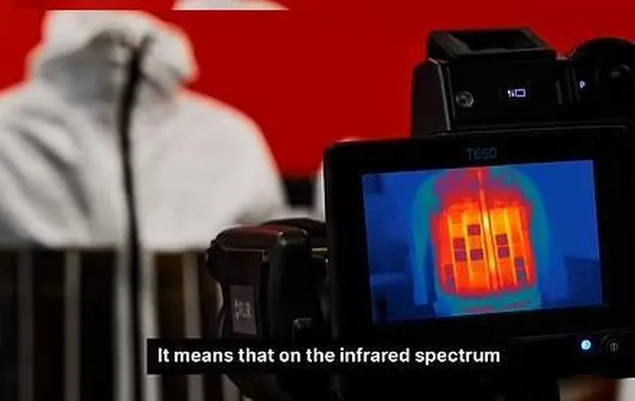 Áo tàng hình này là một chiếc áo ngụy trang nhiệt. Nó không thể khiến bạn tàng hình trong ánh sáng ban ngày, nhưng trước "mắt thần" của camera cảm biến nhiệt hồng ngoại thì có.