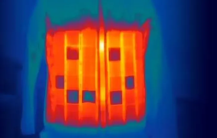 "Đó là một chiếc áo khoác có thể lập trình được bằng máy tính, giúp chúng ta tiến một bước gần hơn đến việc biến chiếc áo tàng hình từ khoa học viễn tưởng thành hiện thực" - Daily Mail trích dẫn tuyên bố từ Vollebak.