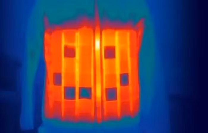 "Đó là một chiếc áo khoác có thể lập trình được bằng máy tính, giúp chúng ta tiến một bước gần hơn đến việc biến chiếc áo tàng hình từ khoa học viễn tưởng thành hiện thực" - Daily Mail trích dẫn tuyên bố từ Vollebak.