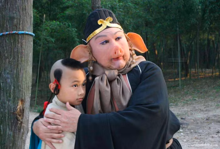 Người sống ở hạ giới đều có tên trong sổ sinh tử để quản lý việc sinh tử. Thế nhưng, Trư Bát Giới dù đầu thai chuyển kiếp nhưng lại không thông qua sổ sinh tử của Địa Phủ.