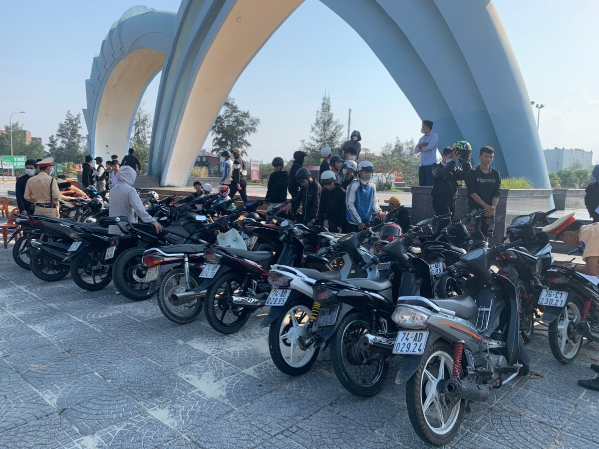 Quang Tri: Ngan chan hang chuc thanh, thieu nien tu tap dua xe