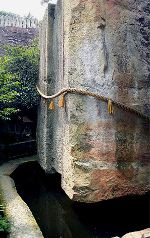 Tuy nhiên, trong ghi chép thực tế, các chi tiết chính xác của Ishi-no-Hoden không được xác nhận cũng như không có tài liệu đề cập đến lý do tại sao viên đá được tạo ra.