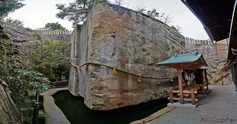 Các chuyên gia chỉ có thể chắc chắn rằng Ishi-no-Hoden được tạo ra bởi một nền văn minh phát triển và tiên tiến. Tác giả của tảng đá đã tạo ra một kiệt tác tồn tại hàng ngàn năm.