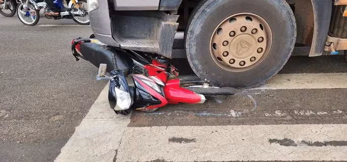 Tin nong 27/10: Canh sat no sung, vay bat 4 nguoi mang ma tuy-Hinh-5